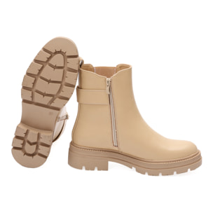 Stivaletto in simil pelle con elastico laterale e fibbia dorata