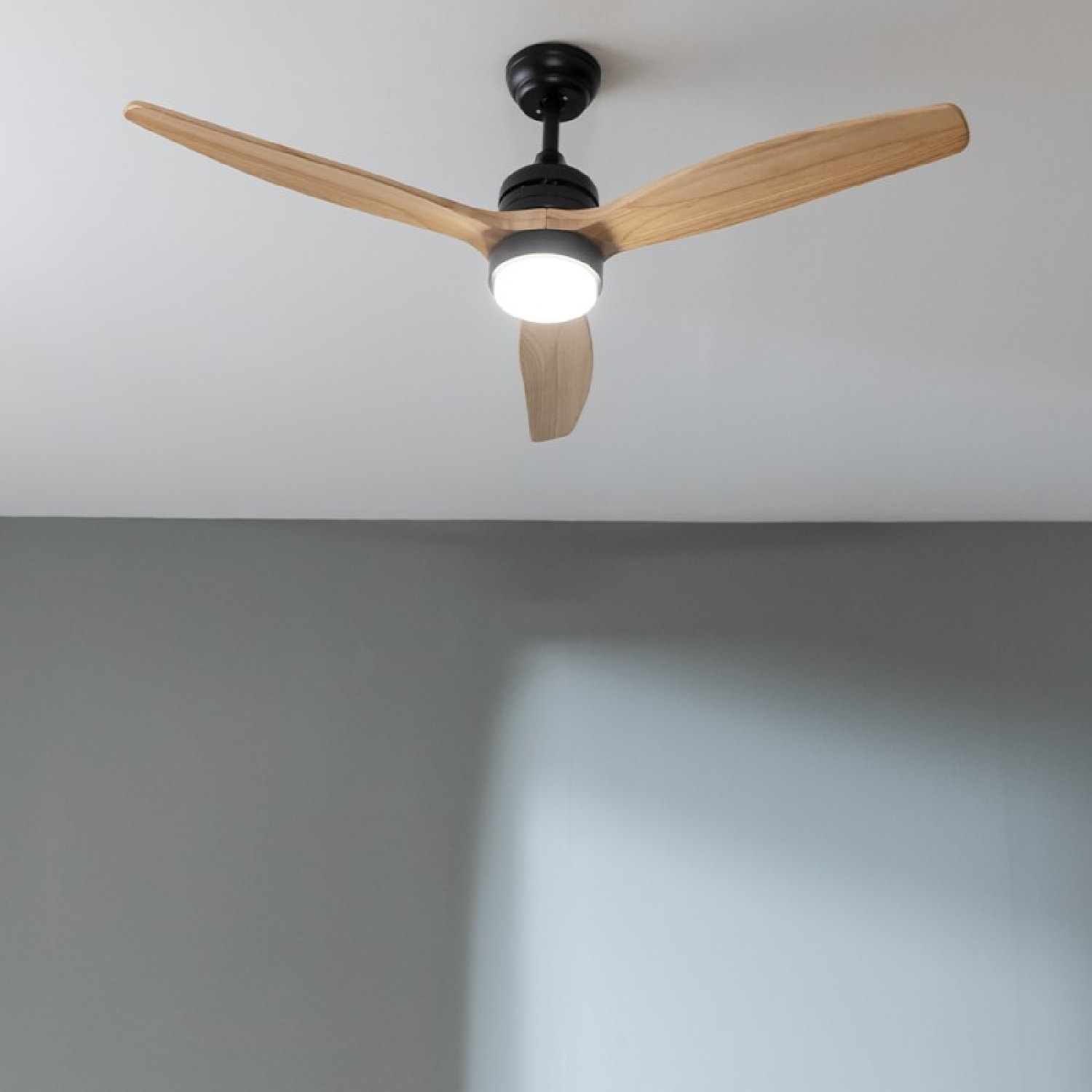 Ventilador de techo con luz EnergySilence Aero 5275 Black&WhiteWood Cecotec