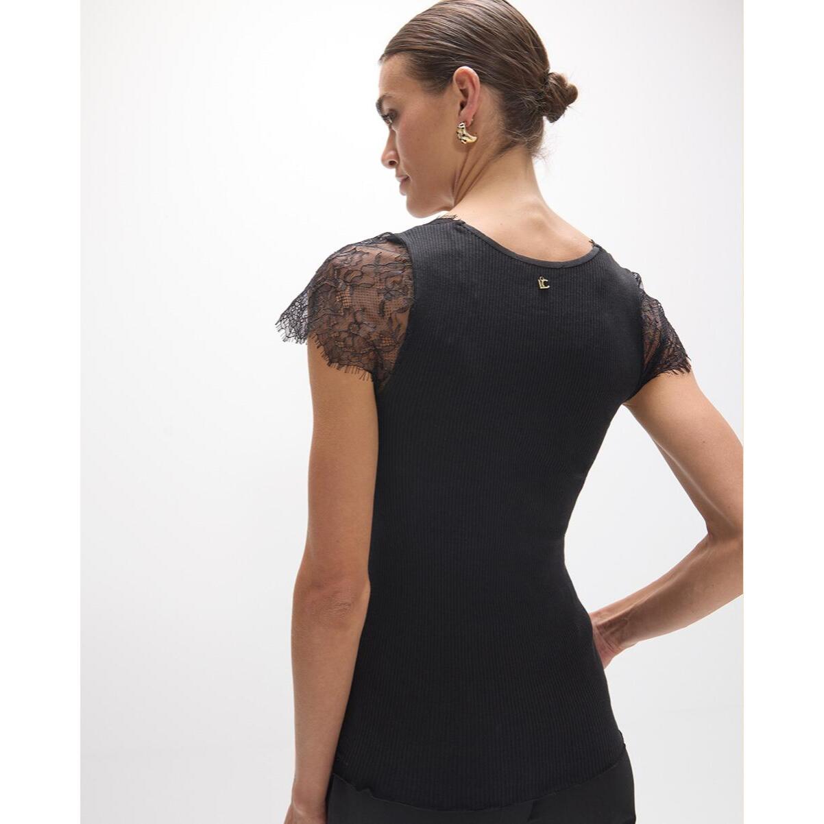 T-shirt con scollo a V e dettagli in pizzo su collo e maniche.