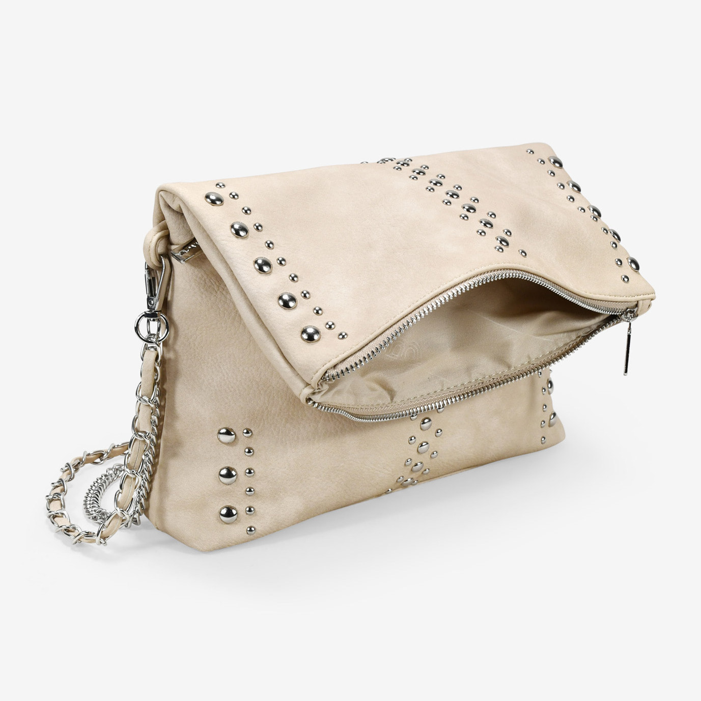 Bolso de hombro arena con solapa y tachuelas