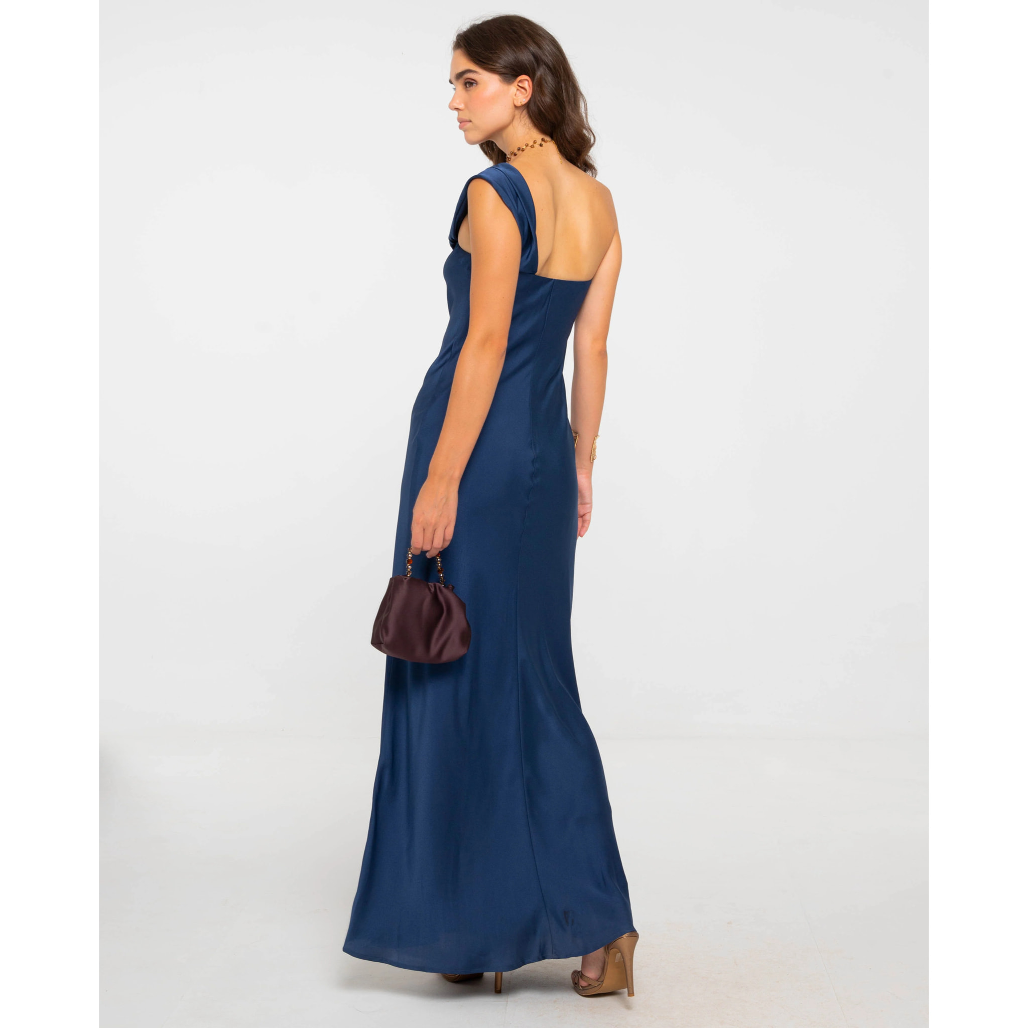 Vestido largo con escote asimétrico