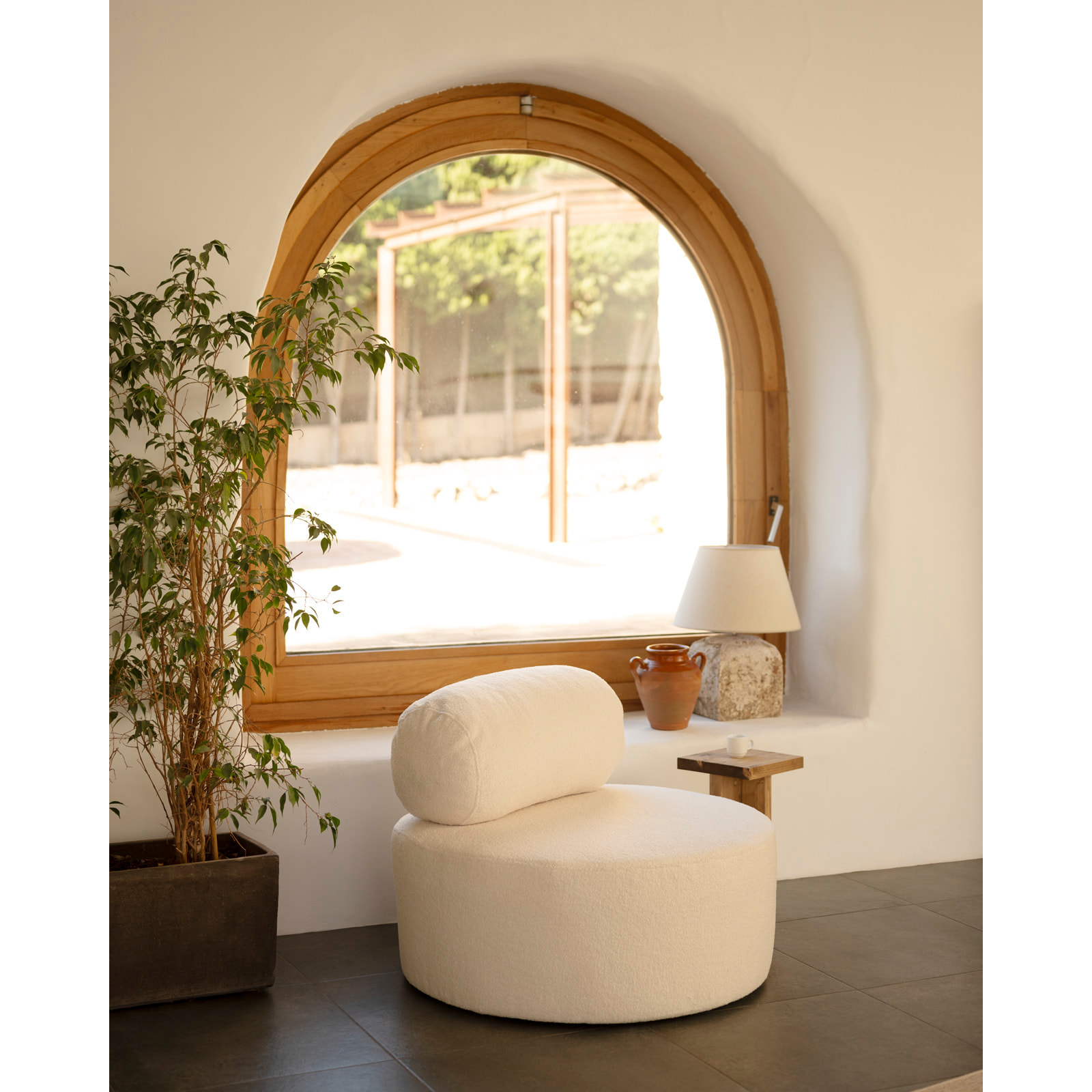 Fauteuil en bouclé rond couleur blanc de 91x71cm Hauteur: 71 Longueur: 91 Largeur: 91