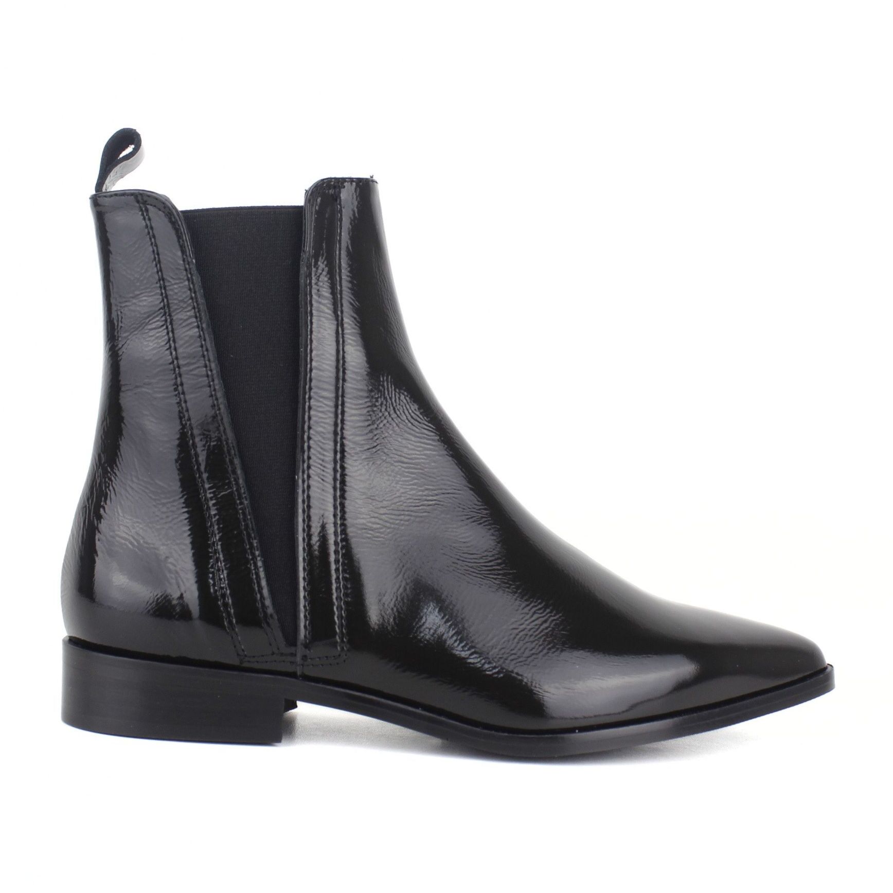 Botin de piel acharolada color negro con elásticos. Tacón 3 cm