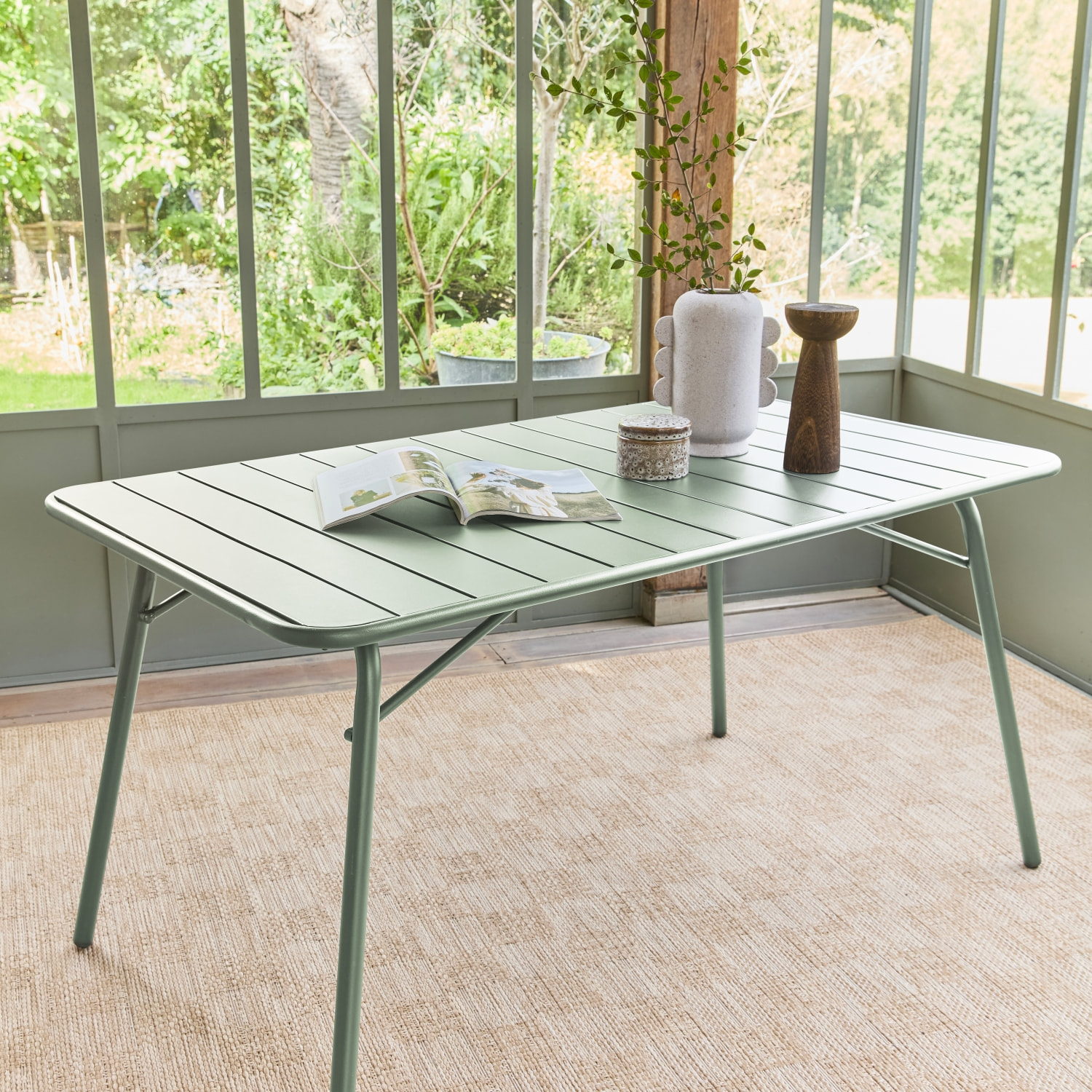 Table de jardin pliante métal 6 places. vert. Amelia. 140x80cm. traitement antirouille. lattes et bords arrondis