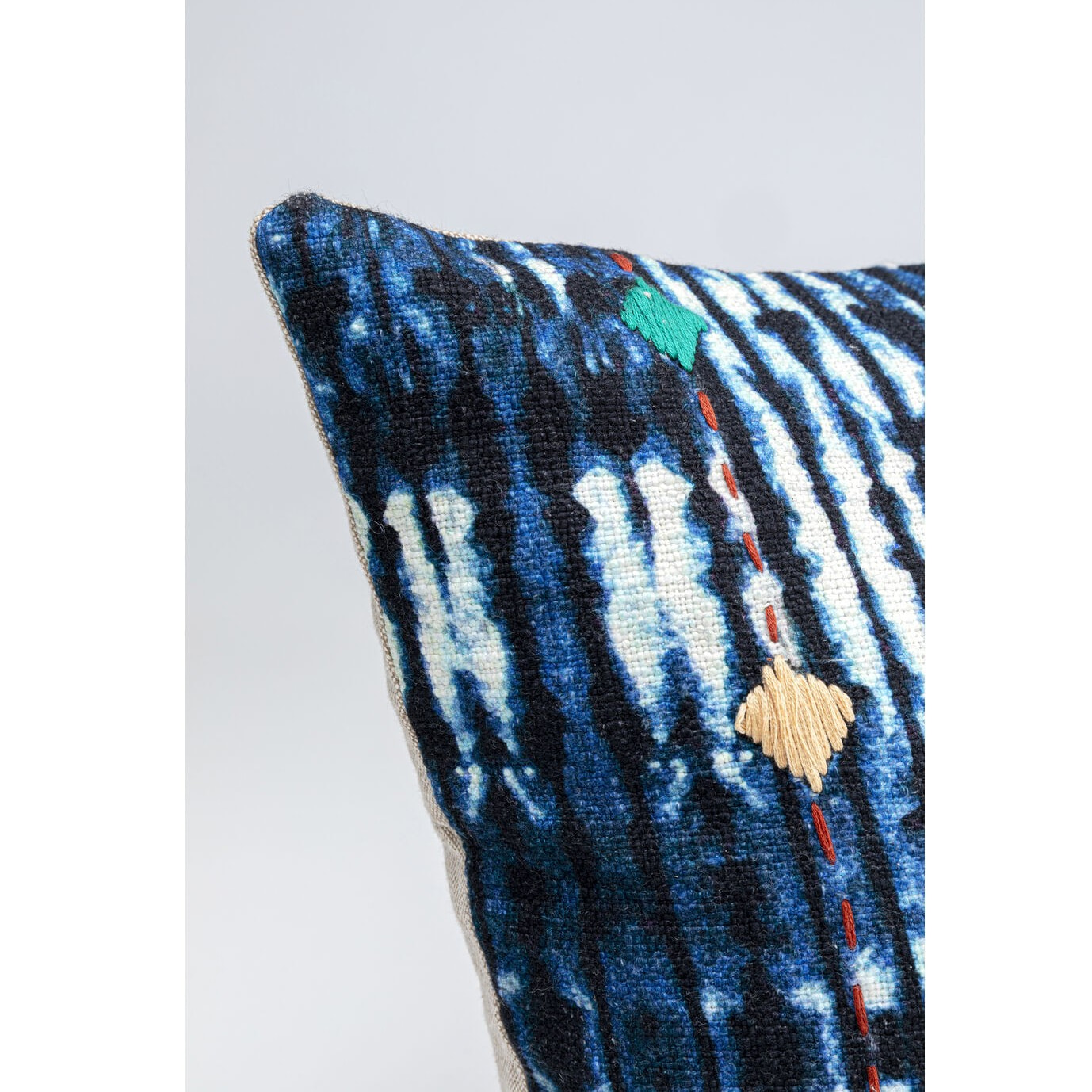 Coussin Desna bleu Kare Design