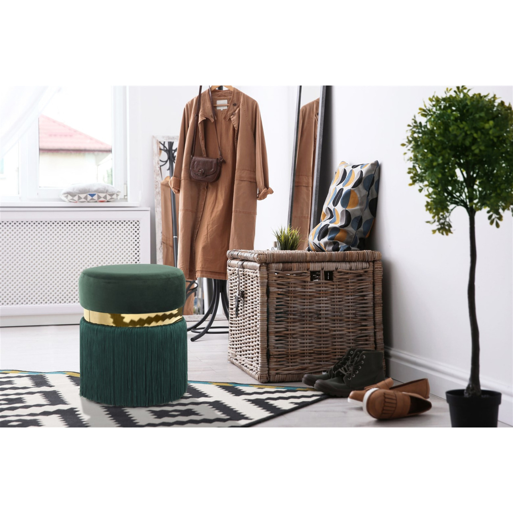 Pouf di design Rebecca con frange e anello dorato verde