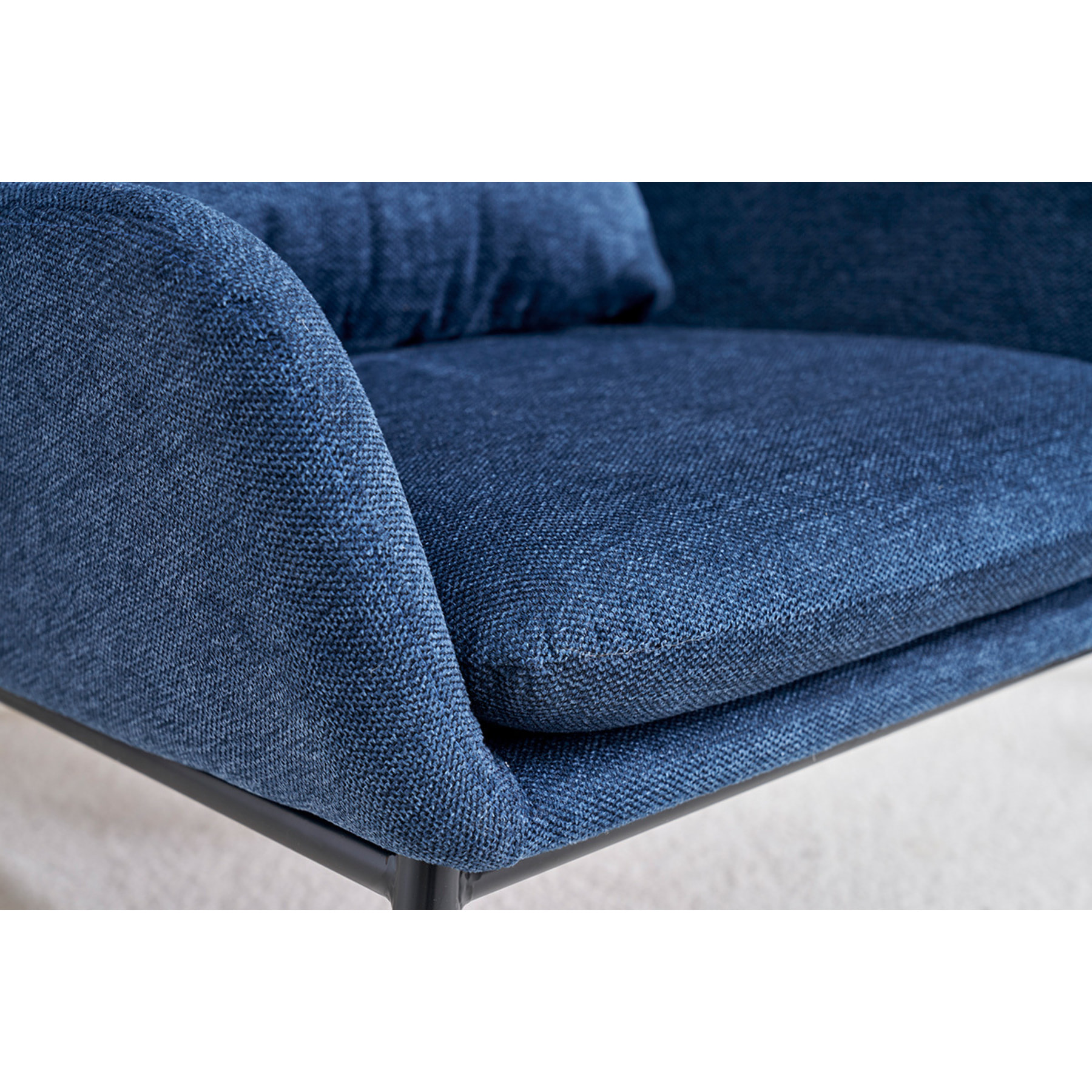 Fauteuil design en tissu effet velours texturé bleu foncé et métal noir MAXINE