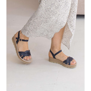 Sandalias azules con cuña y hebilla