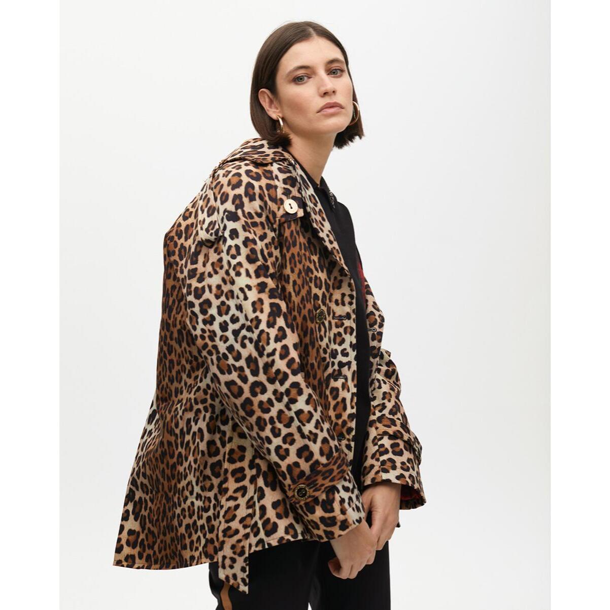 Trench corto animalier con cintura