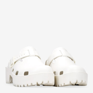 Zuecos de goma blancos con plataforma