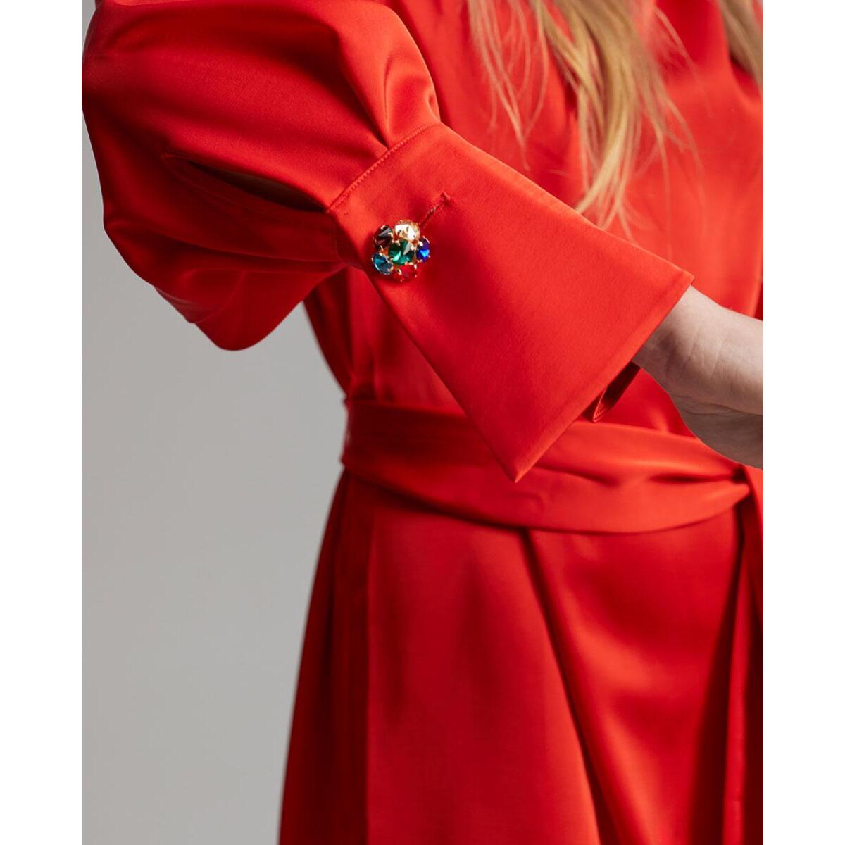 Abito corto in raso con maniche annodate