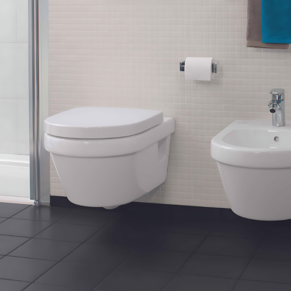 Pack WC sans bride Architectura avec abattant + bâti-support sol et mur Viconnect PRO + plaque noir mat  + Tabouret blanc
