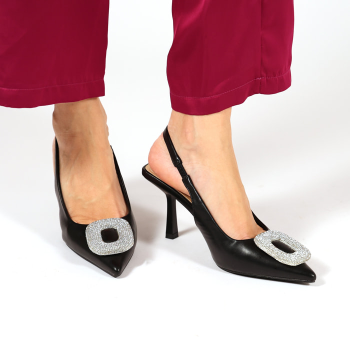 Dècolletè slingback in simil pelle con dettaglio strass sulla punta