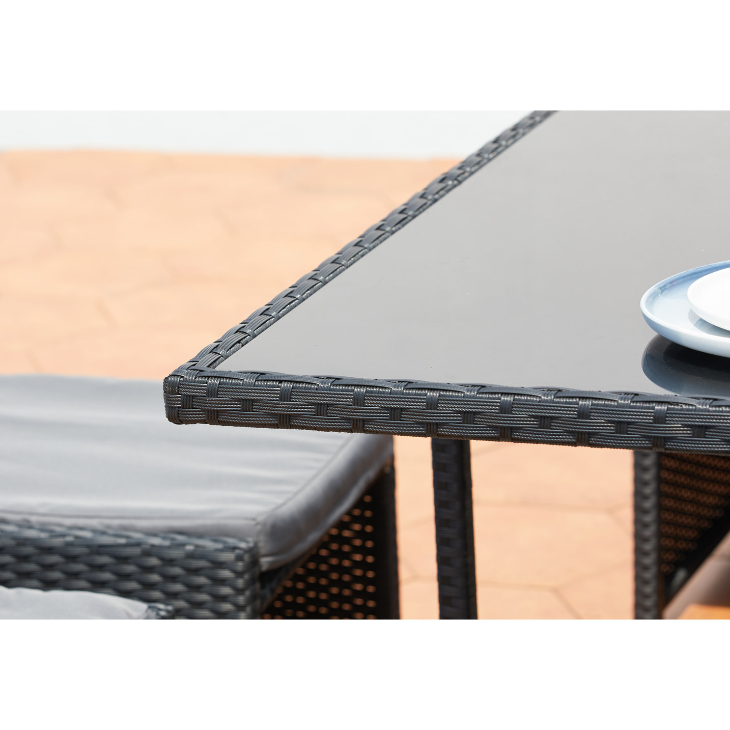 Table et chaises 4 places encastrables en résine noir-gris REGINA