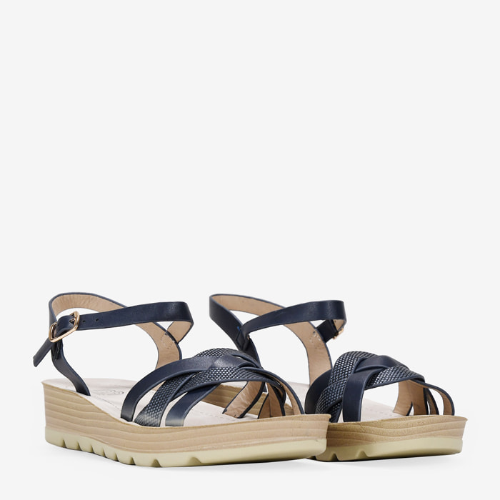 Sandalias azules con cuña y hebilla