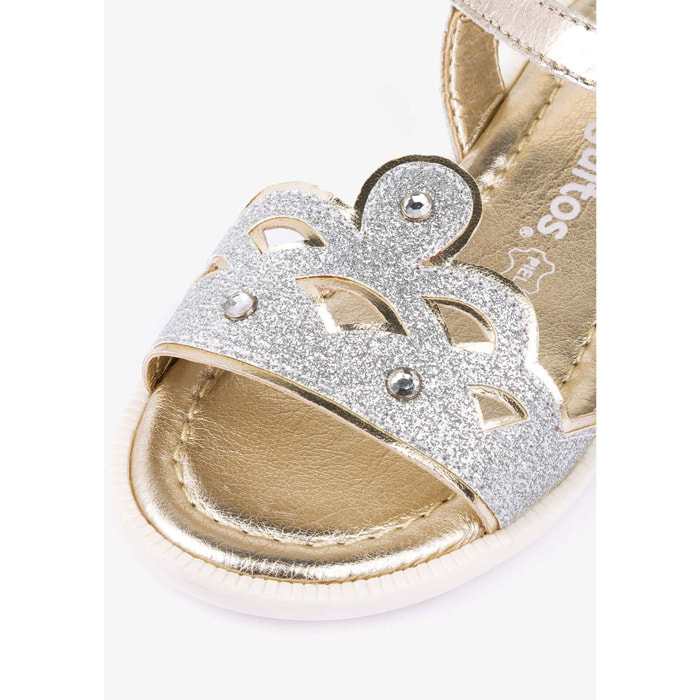 Sandalias de cuero plateadas con corona para niña