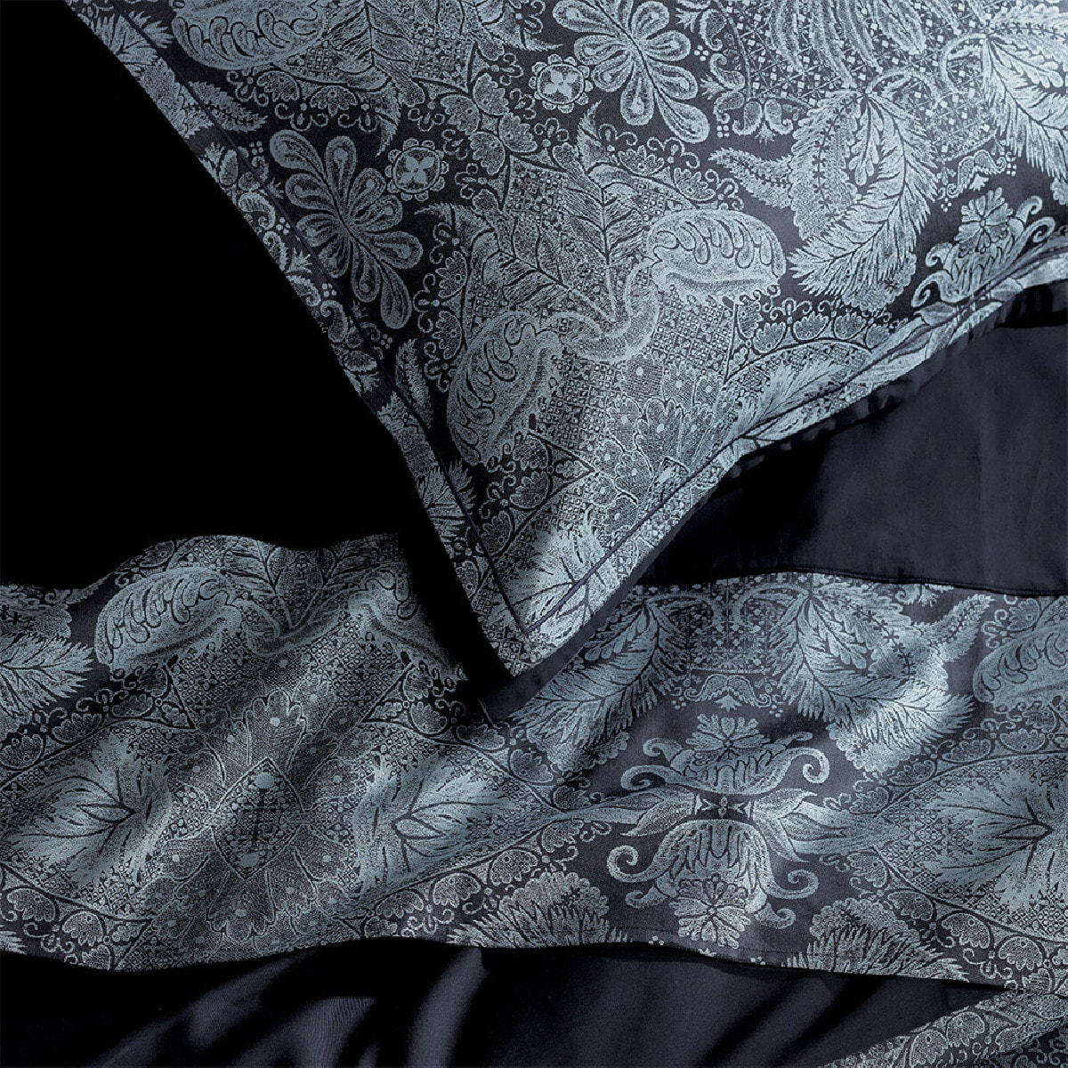 Taie d'oreiller satin de coton motif jacquard bleu Isaphire diamant noir