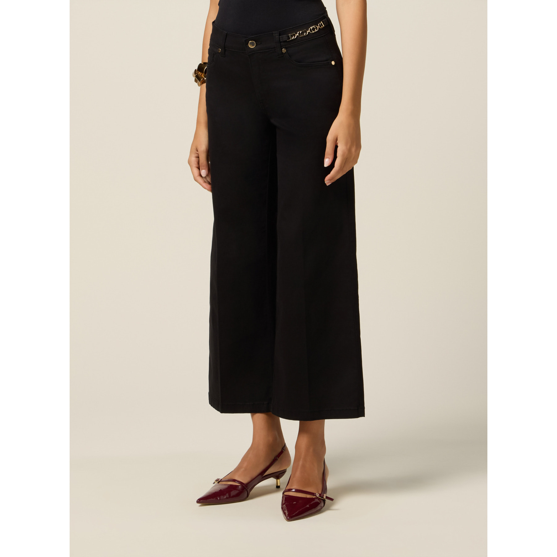 Oltre - Pantalones kick flare con detalle de cadena - Negro
