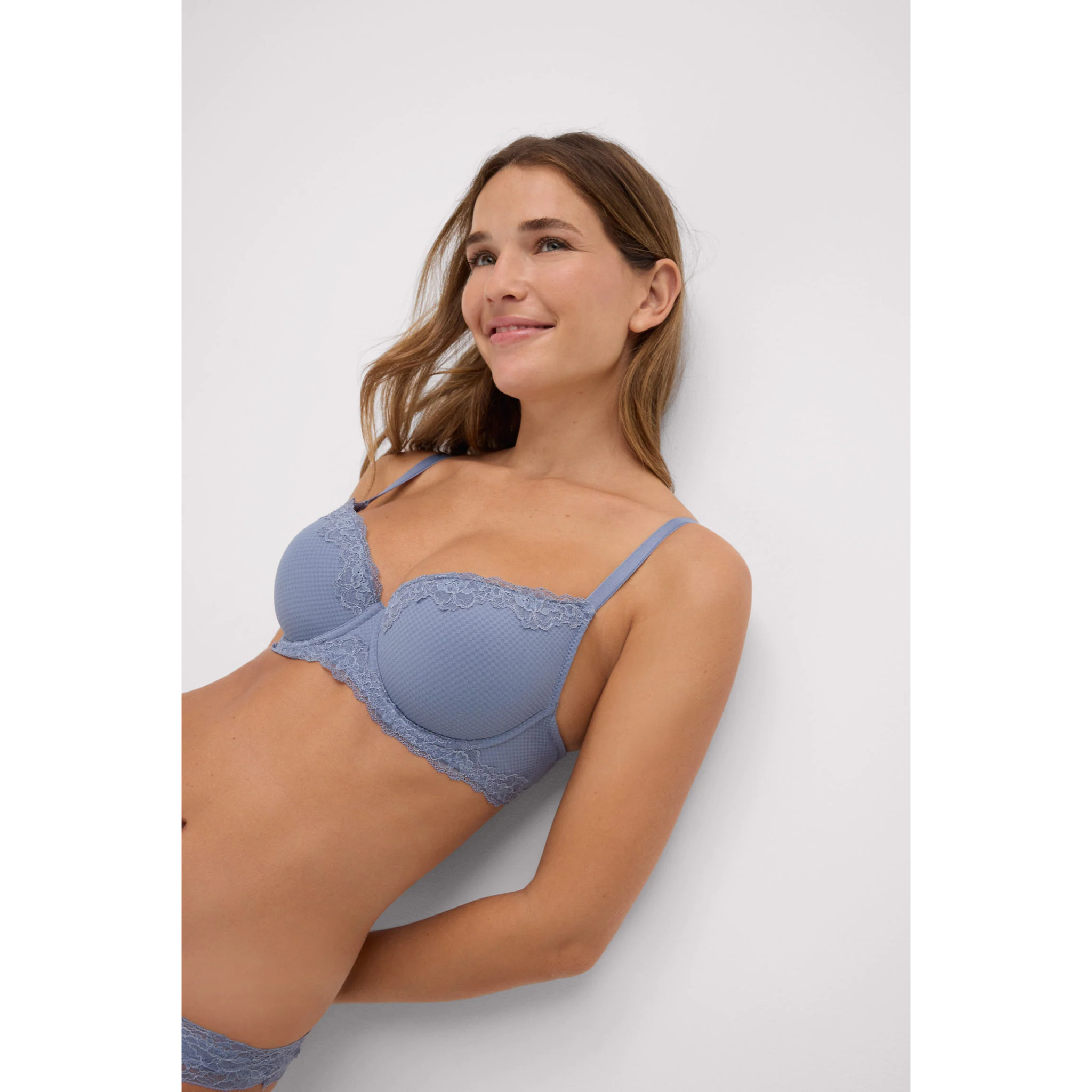 Reggiseno imbottito con ferretto e pizzo blu, coppe B e C
