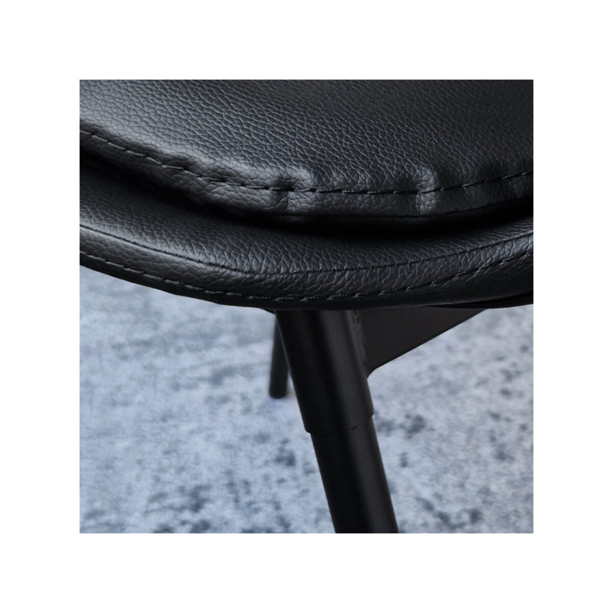 Chaise en simili marron avec coussin d'assise & pieds métal noir - BETTER