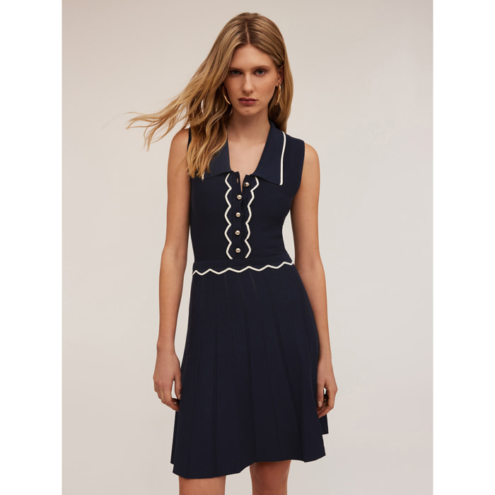 Motivi - Kurzes Strickkleid mit kontrastfarbenen Kanten - Azul
