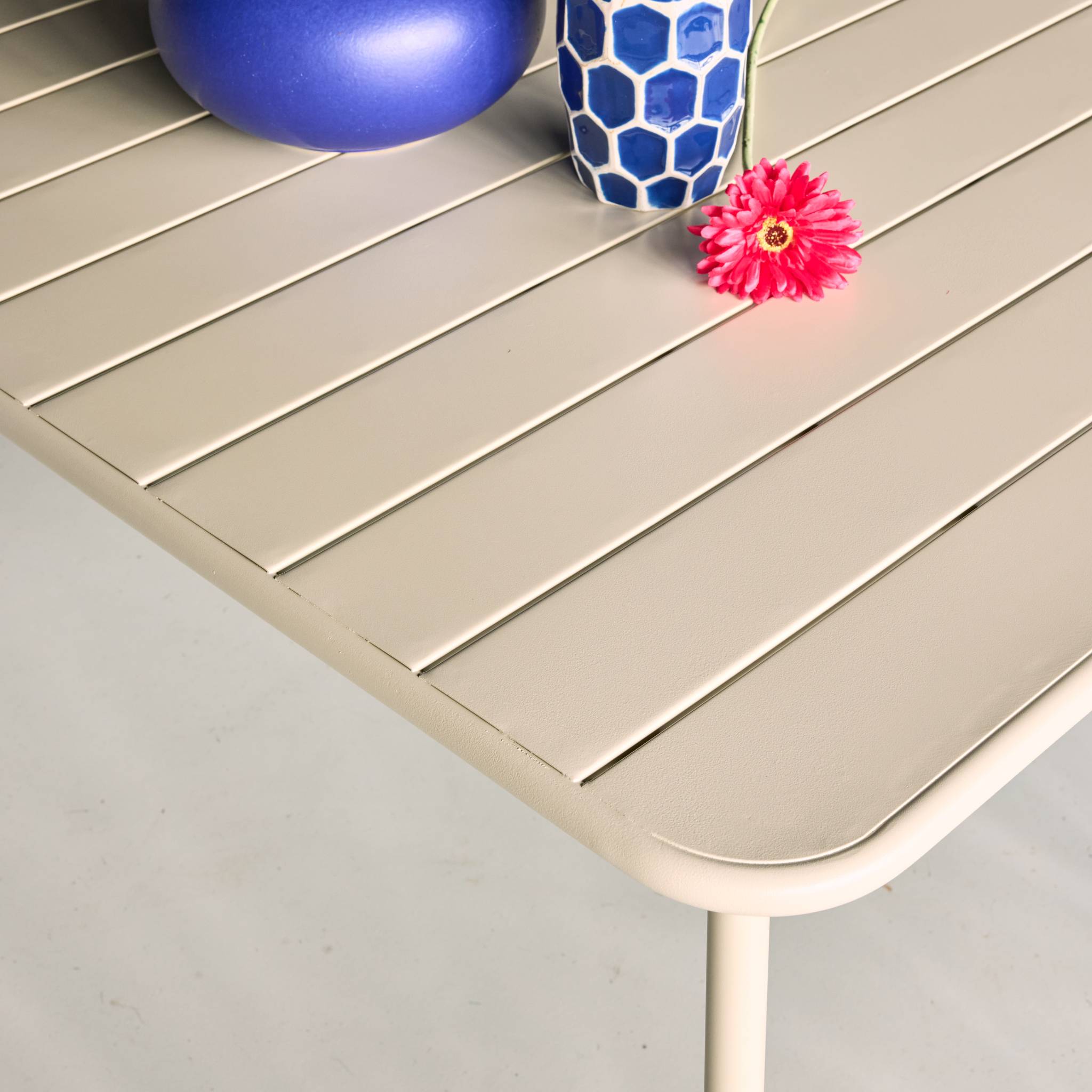 Table de jardin métal 6-8 places. beige. Amelia. 160x90xH72.5cm