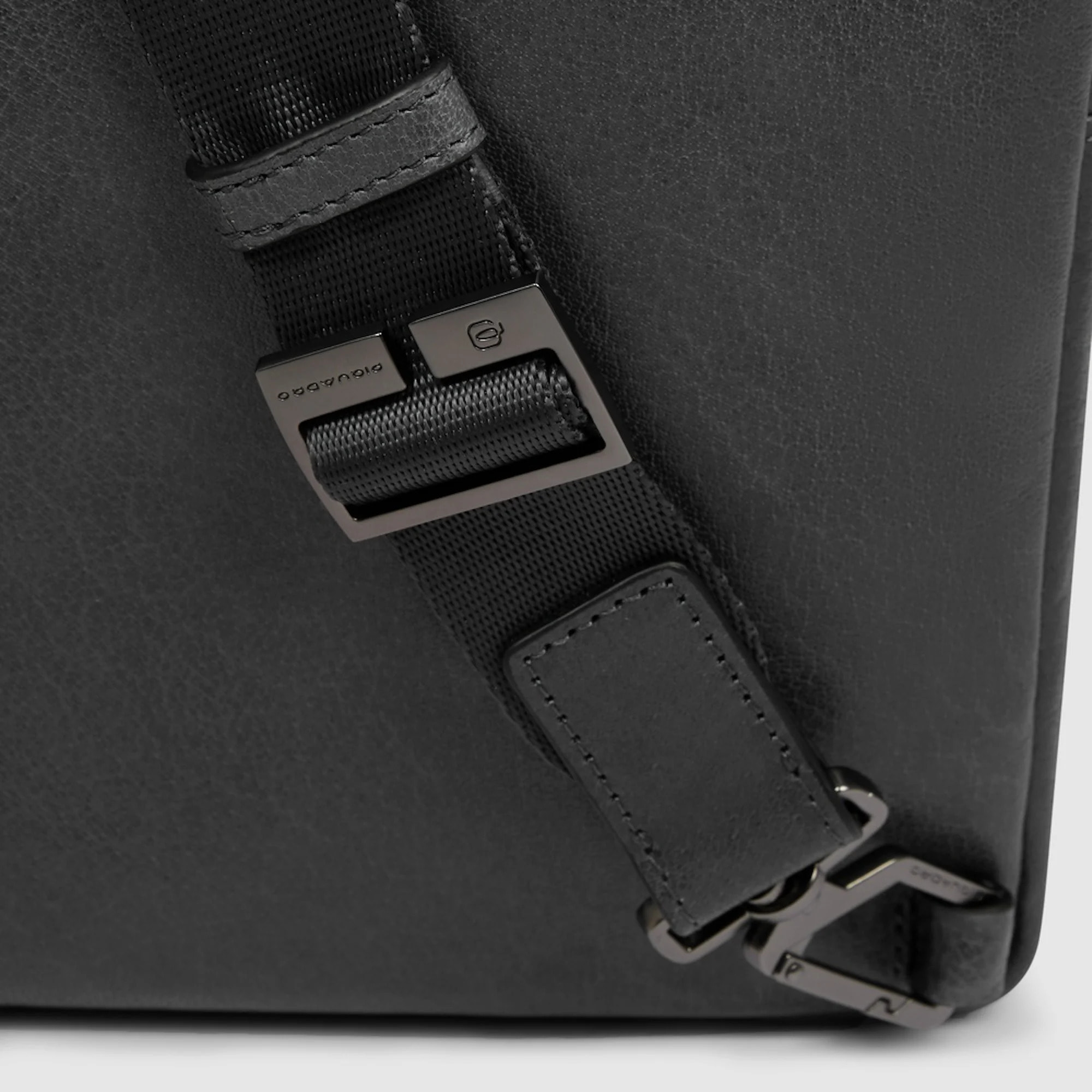 Piquadro Borsello in pelle porta iPad® con protezione RFID