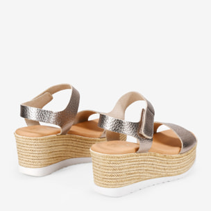 Sandalias metalizadas en piel con cuña de esparto