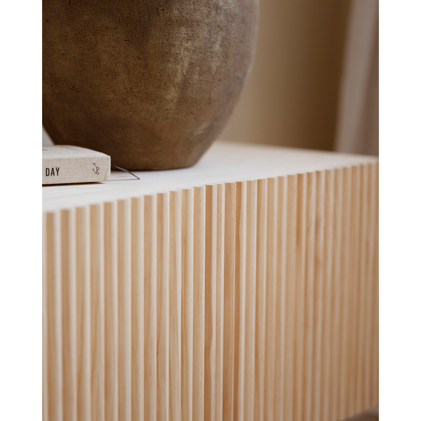 Meuble TV en bois de sapin et pin en ton naturel 152x42cm Hauteur: 45.5 Longueur: 152 Largeur: 42