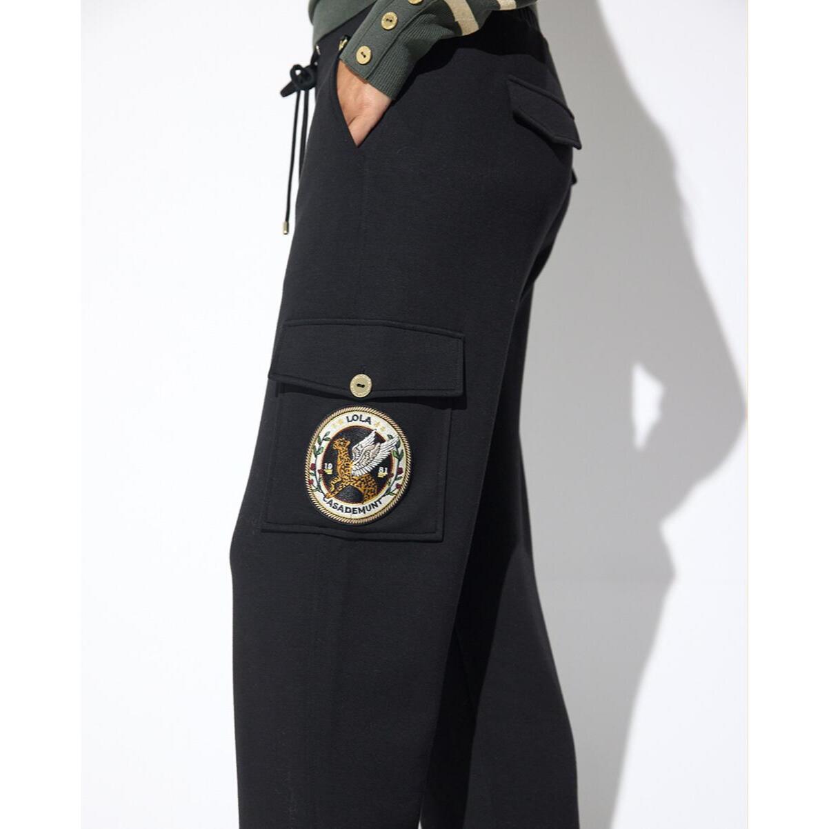 Pantaloni con coulisse in vita e tasca cargo con toppa da aviatore su un lato.