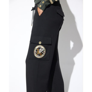 Pantaloni con coulisse in vita e tasca cargo con toppa da aviatore su un lato.