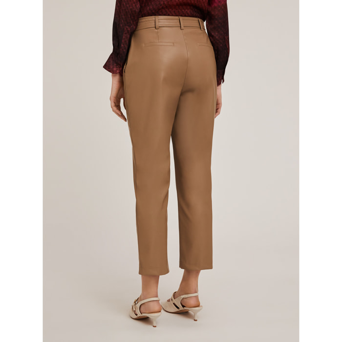 Motivi - Pantalón con cinturón en tejido revestido - Beige