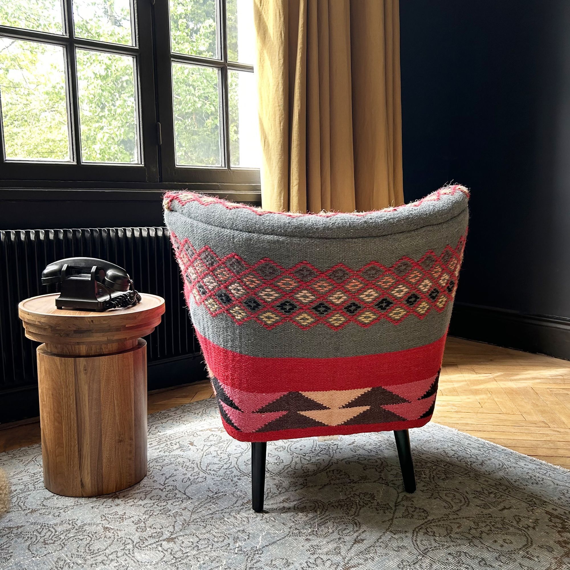 Fauteuil en kilim brodé main et pieds en bois noir INCA