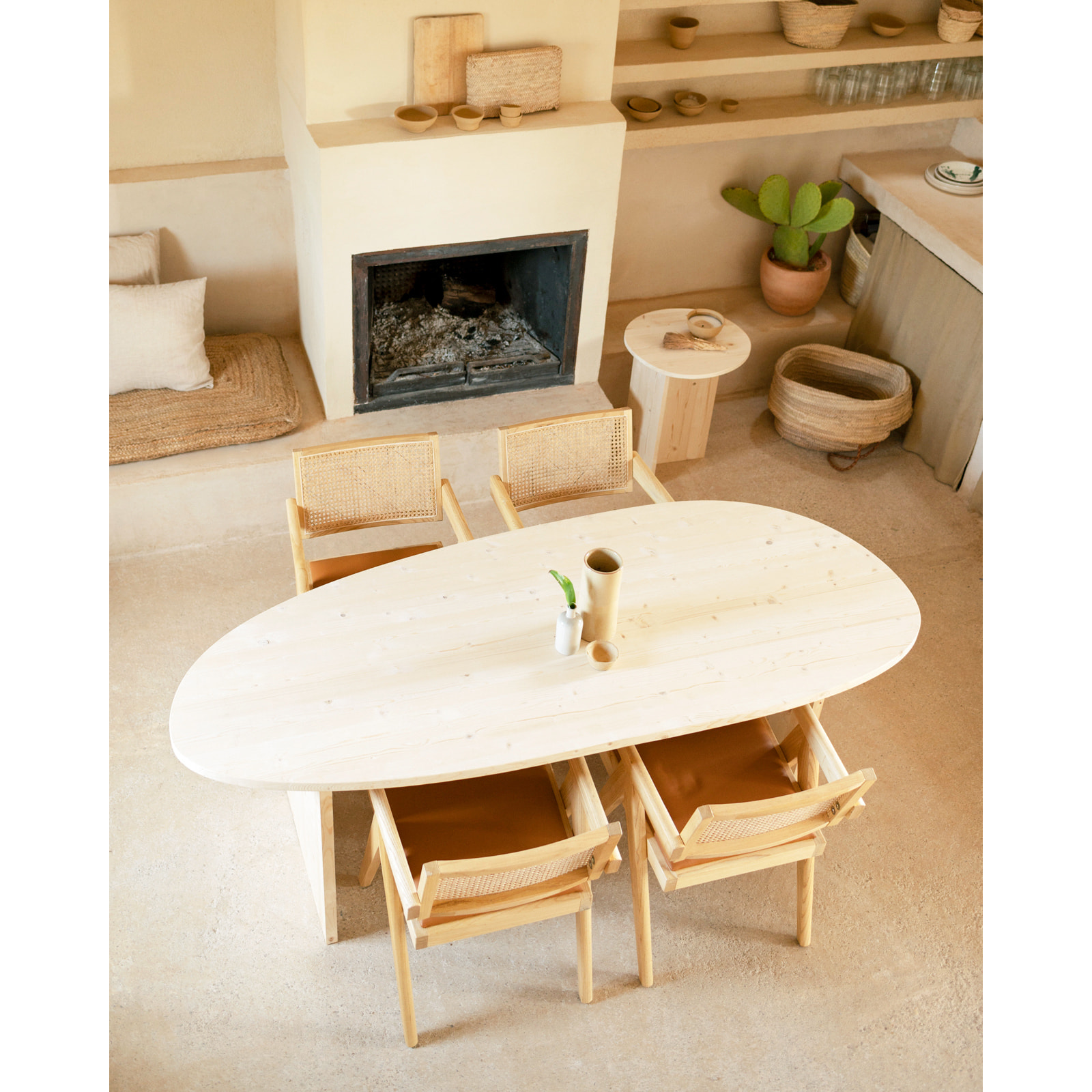 Table de salle à manger en bois massif ton naturel en différentes tailles