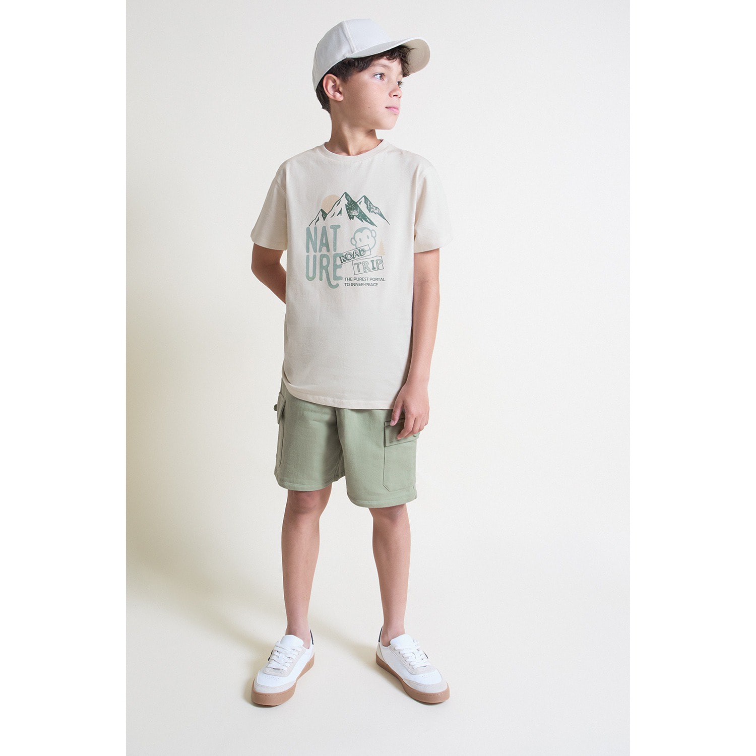 Conjunto Camiseta con Estampado Nature Road Trip Montanas y Shorts Cargo de Aventura | Color: Crudo | Street Monkey