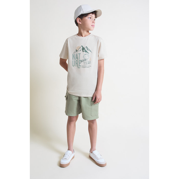 Conjunto Camiseta con Estampado Nature Road Trip Montanas y Shorts Cargo de Aventura | Color: Crudo | Street Monkey
