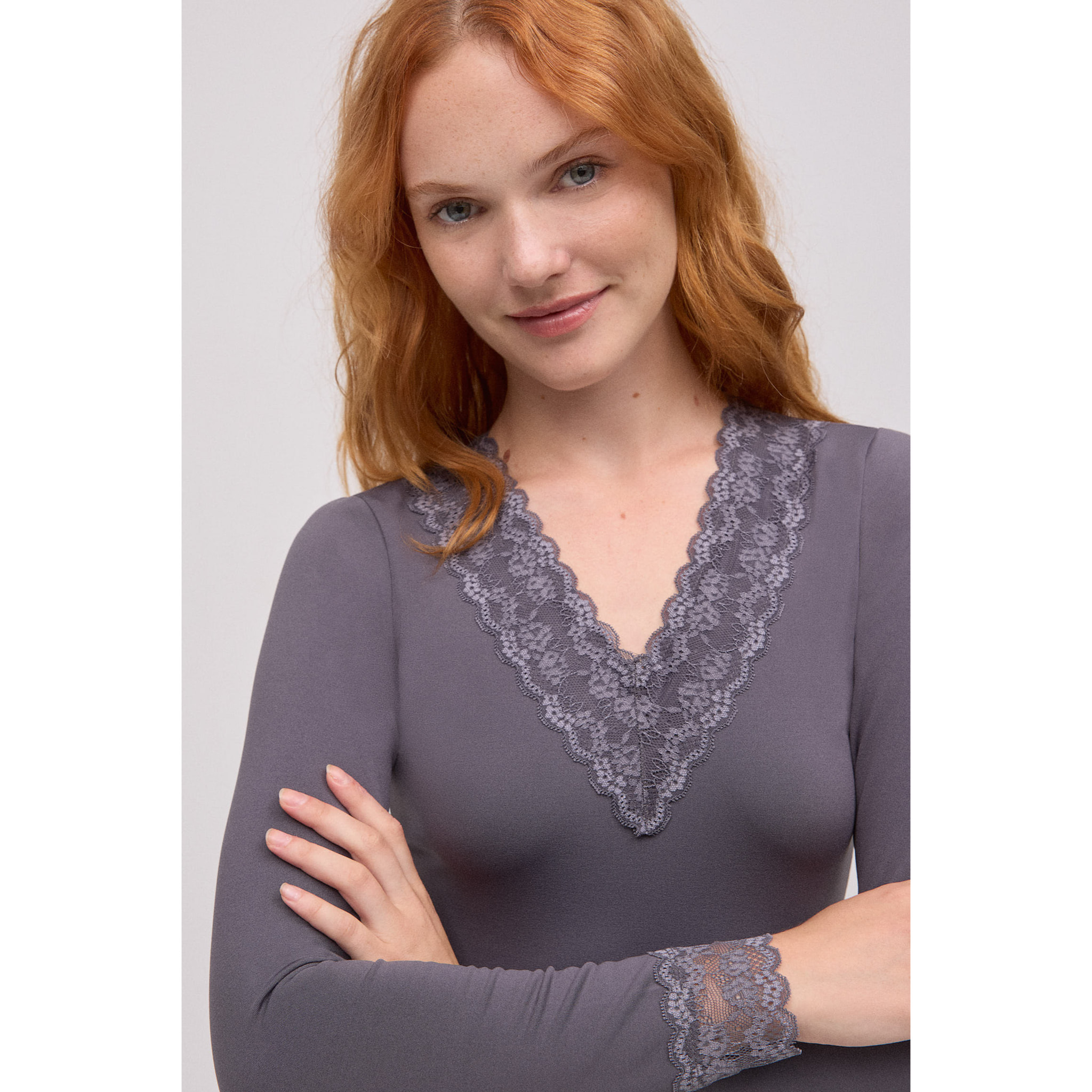 Maglietta termica con scollo a V e dettagli in pizzo grigio