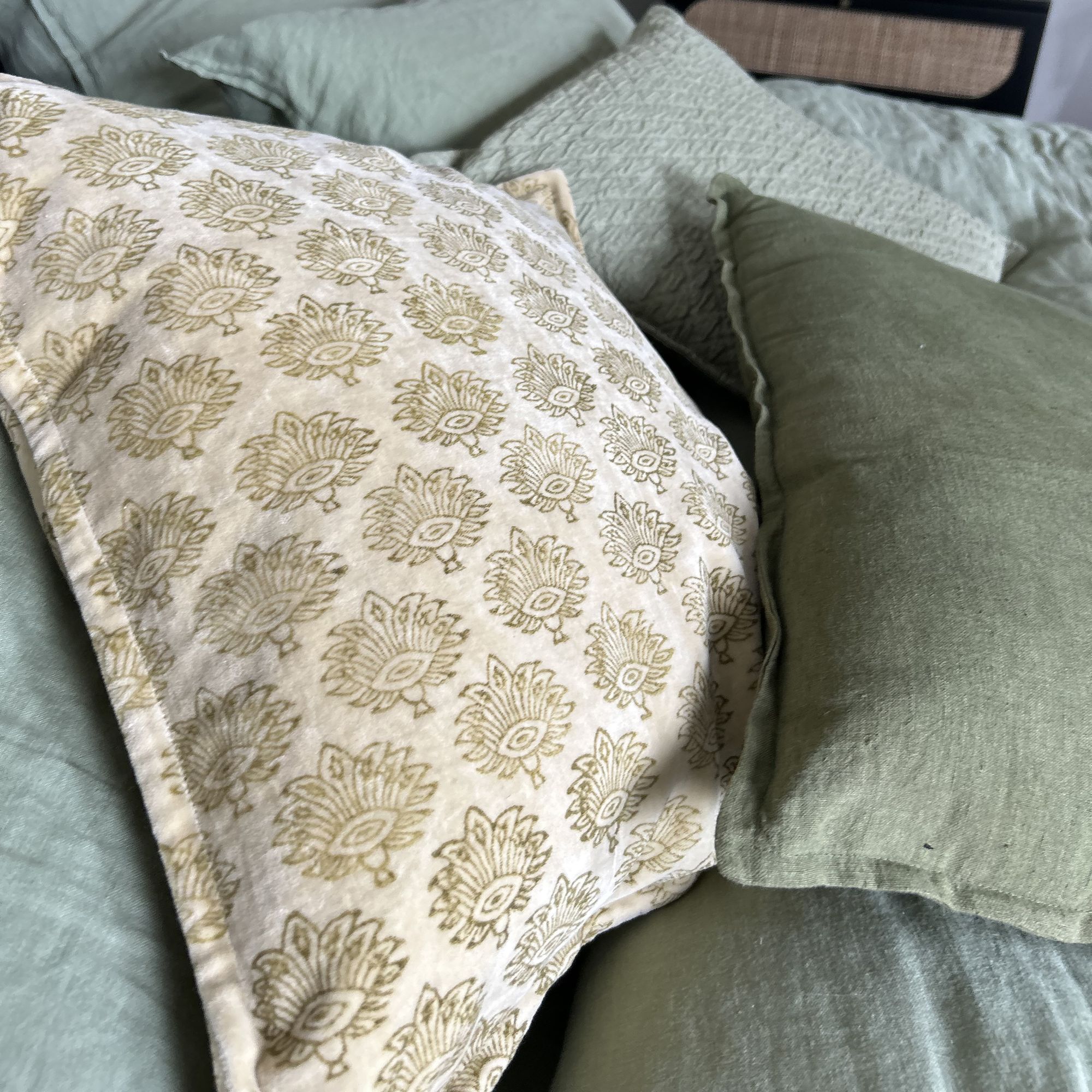 Coussin en velours beige 45cm DORI