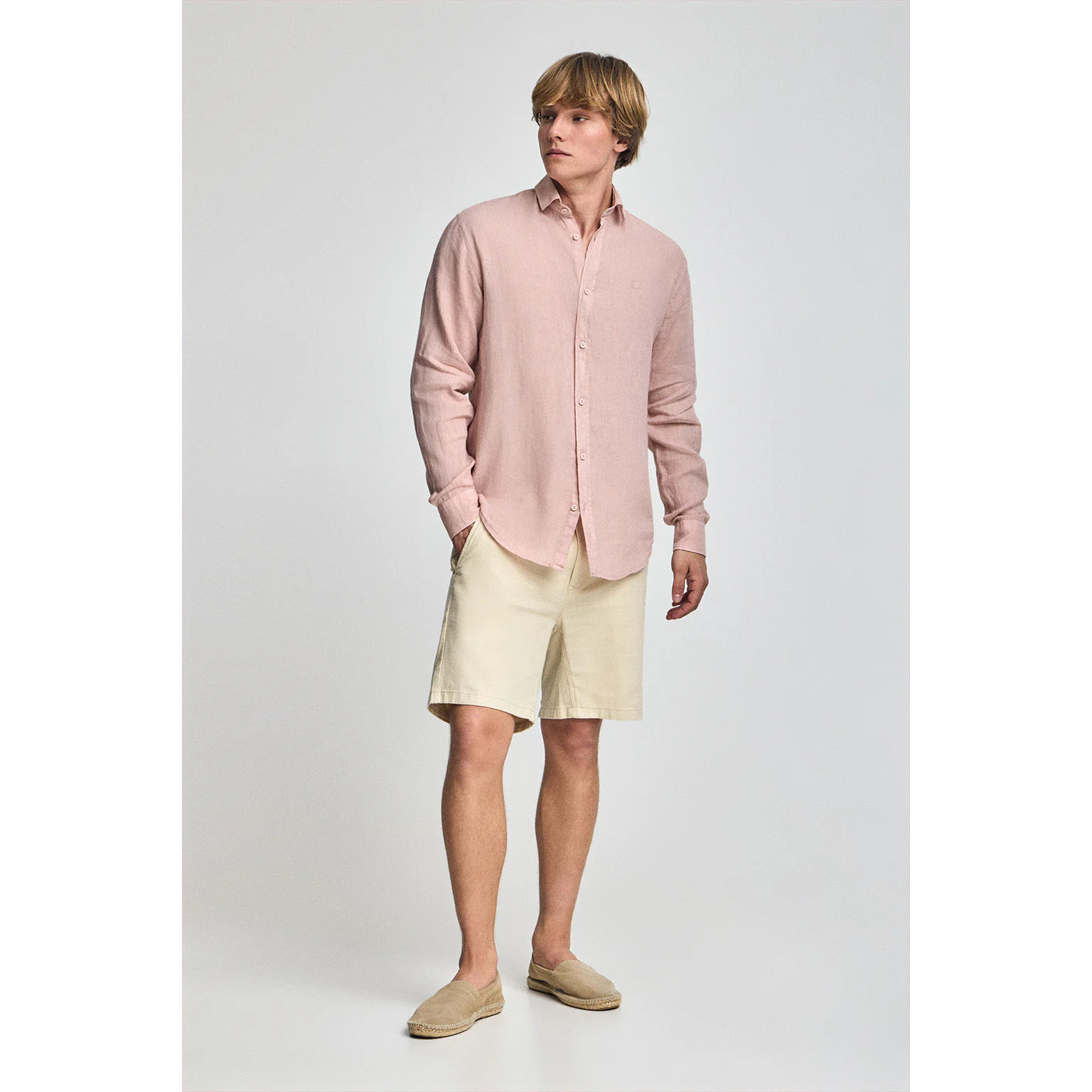 Camicia rosa taupe in lino tinta in capo con monogramma ricamato