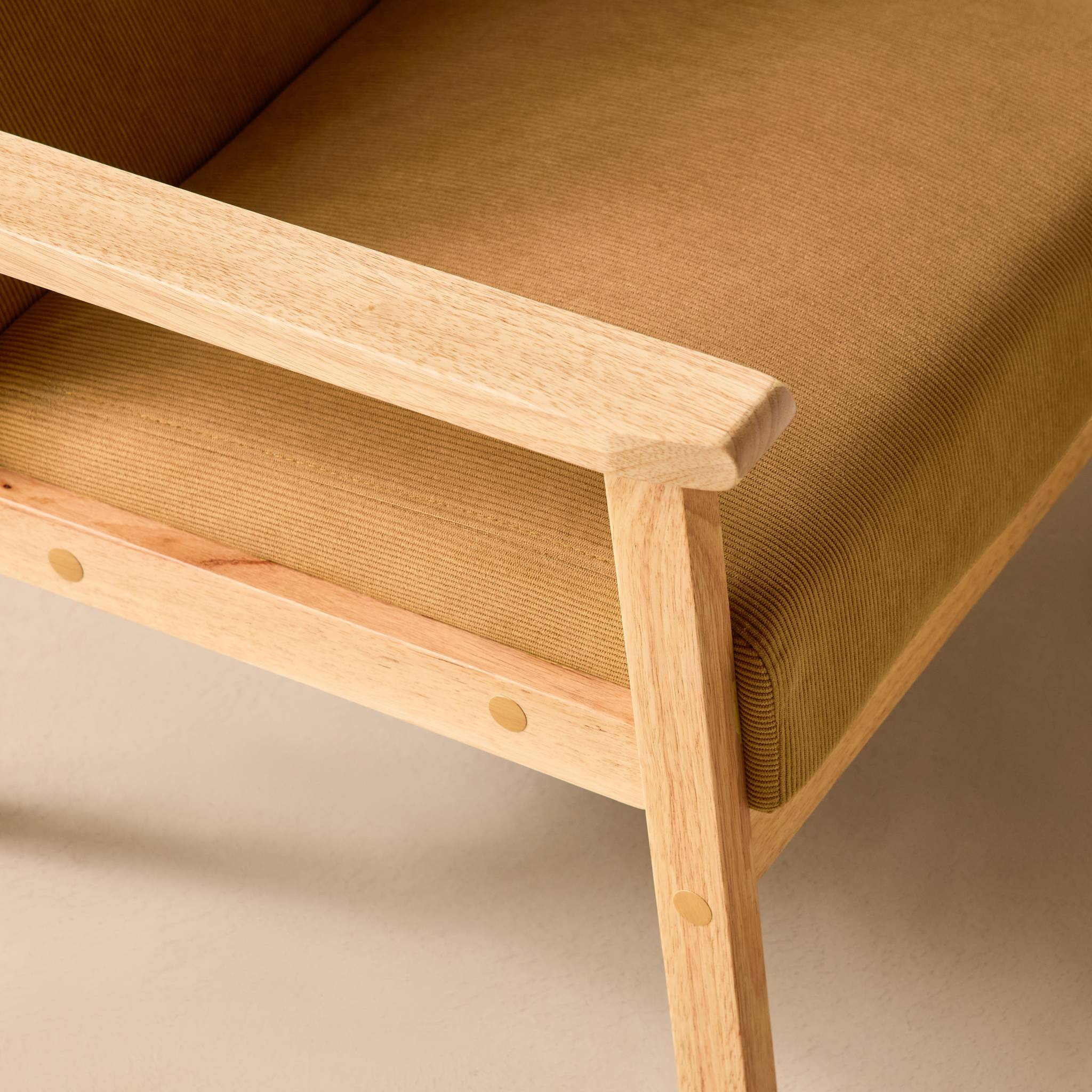 Fauteuil scandinave bois de peuplier, d'hévéa et velours côtelé ISAK