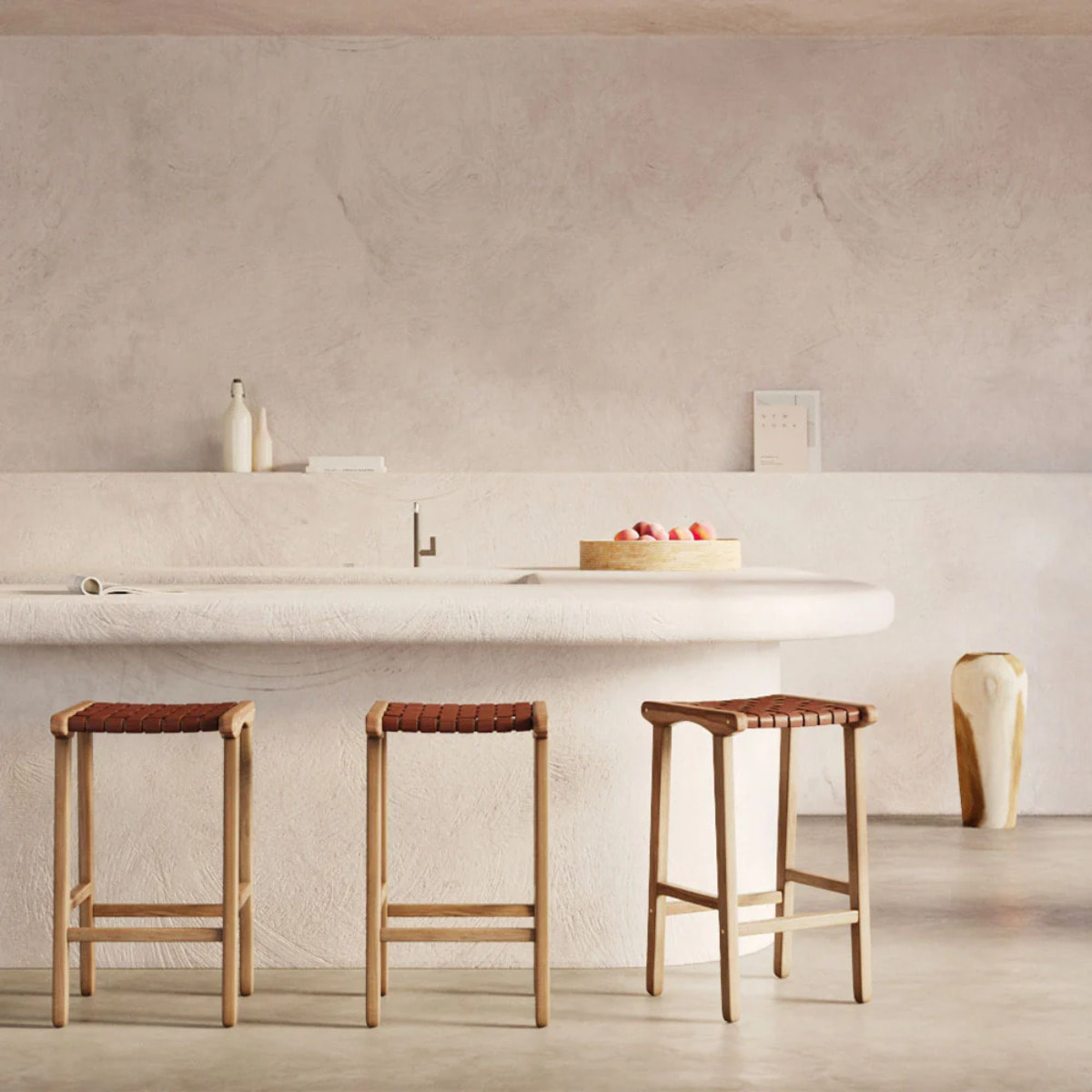 Tabouret pour îlot central 68 cm en teck et cuir tressé marron - Kuna