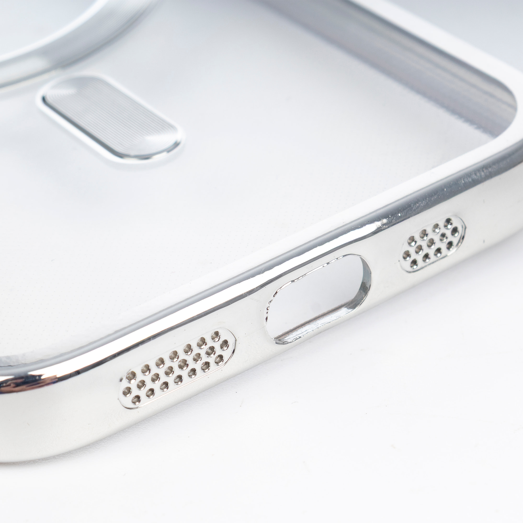 Carcasa transparente con cámara cubierta, bordes plateados, antichoque y antihuellas. Magsafe para iPhone 16e.