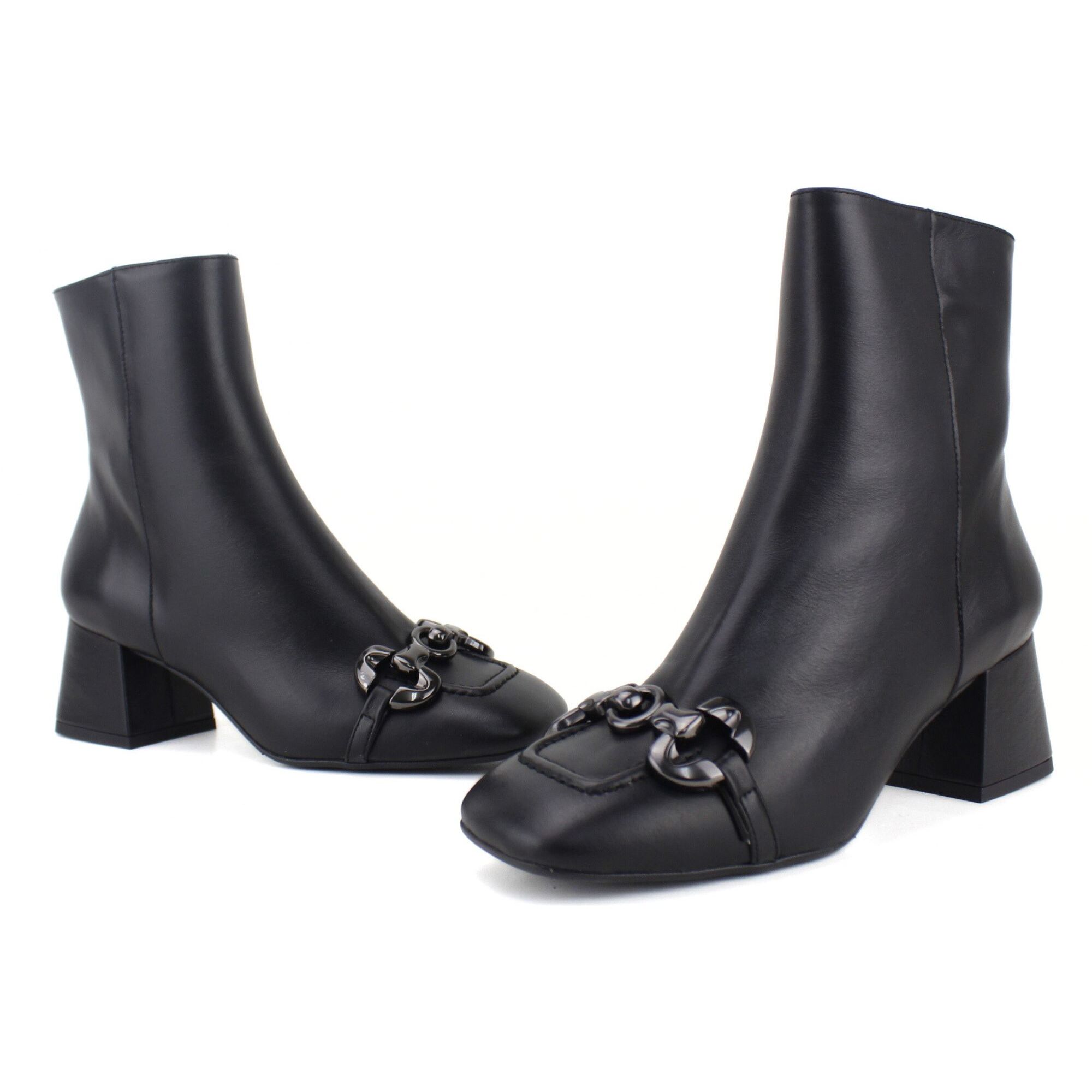 Botin negro con adorno. Tacón de 6 cm