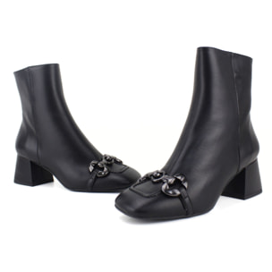 Botin negro con adorno. Tacón de 6 cm