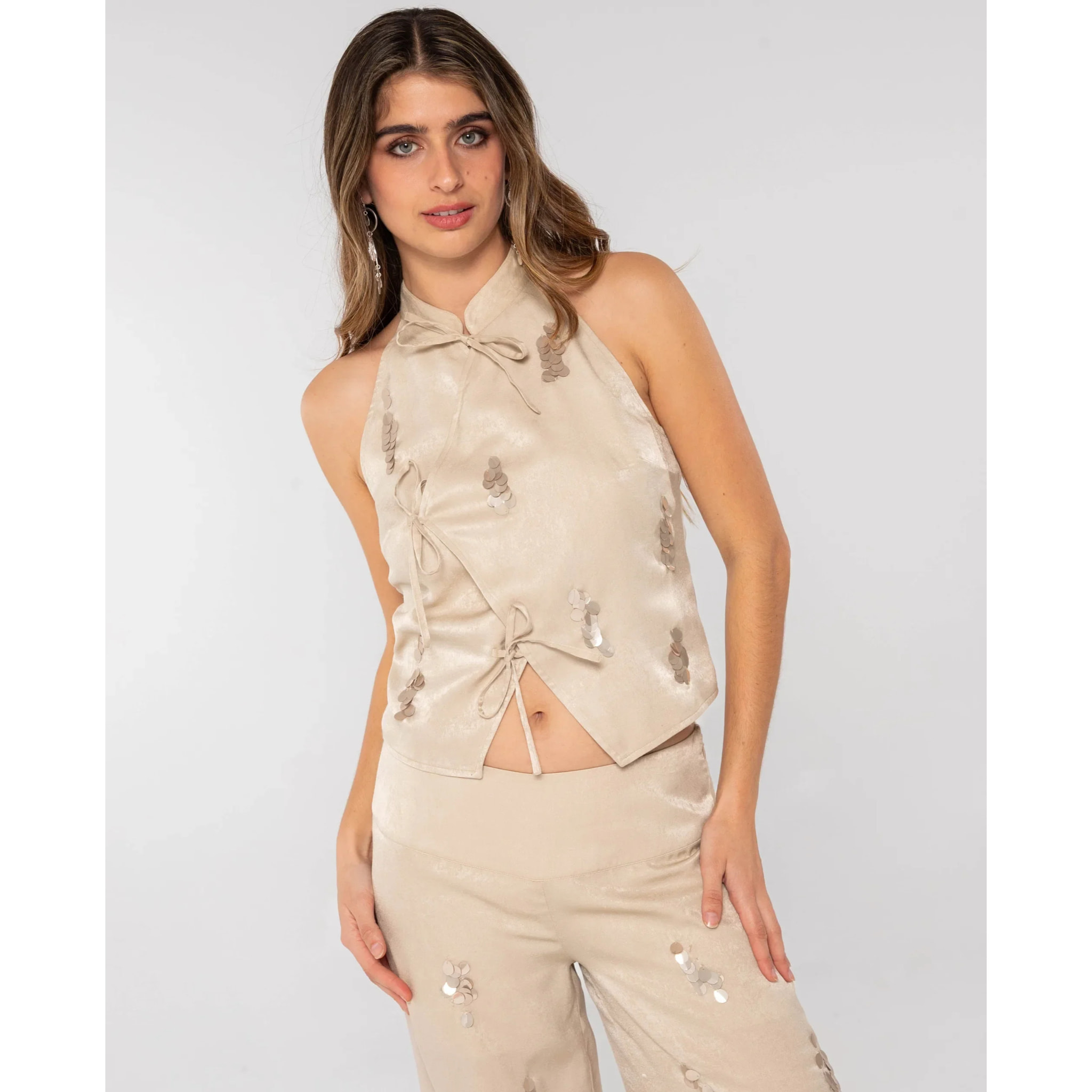 Top de mujer bordado con abalorios y cuello mao