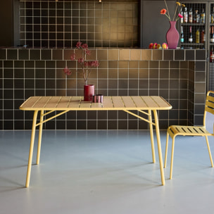 Table de jardin pliante métal 6 places. jaune. Amelia. 140x80cm. traitement antirouille. lattes et bords arrondis