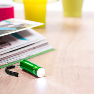 Linterna Conny de aluminio con 9 LEDs de alto poder de iluminación, pulsador protegido y cinta de transporte.