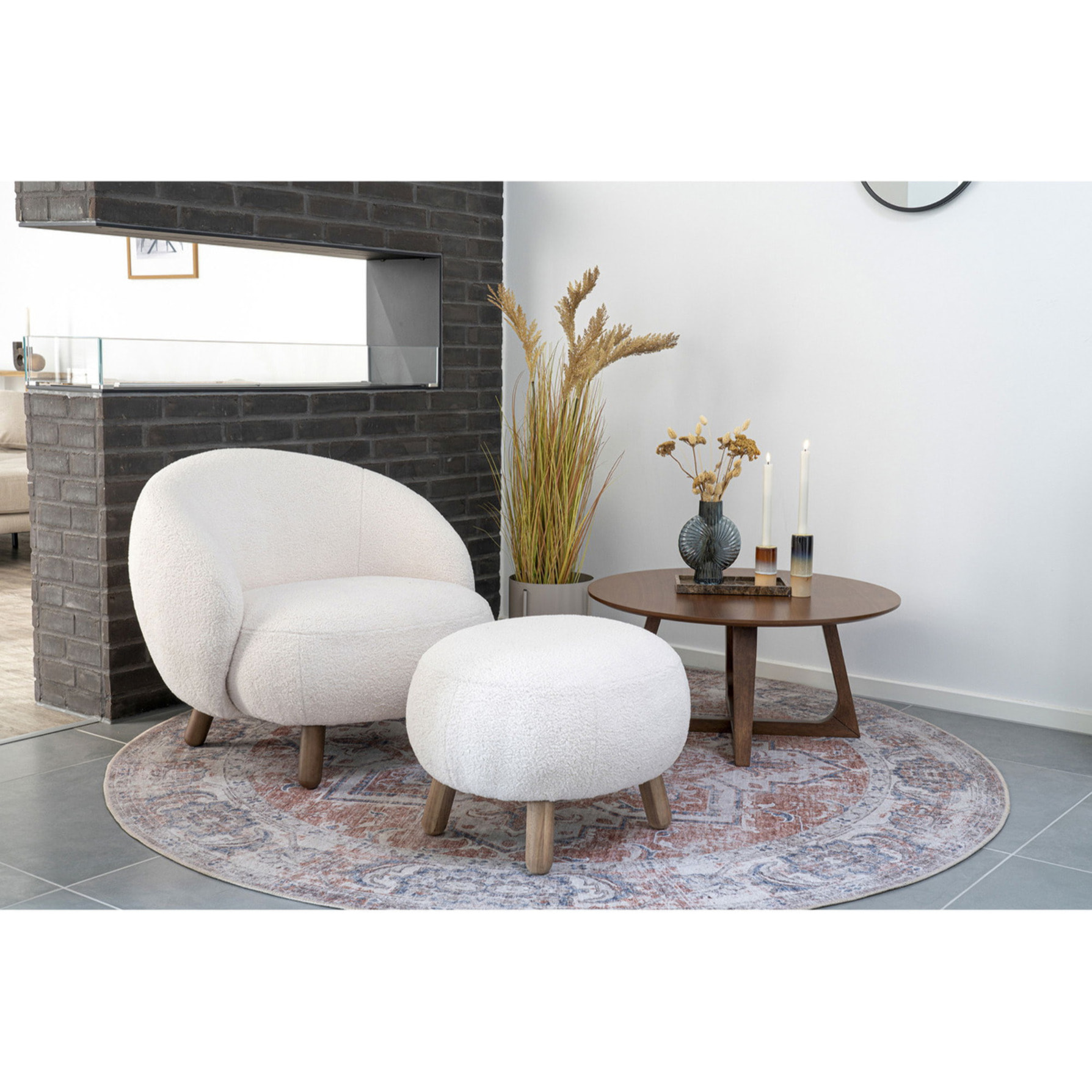 Poggiapiedi Savona in pelliccia sintetica bianca con gambe effetto noce, 56×47 cm