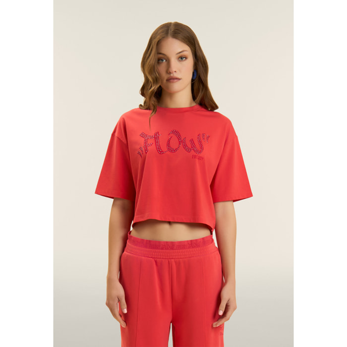 T-shirt Cropped con grafica "FLOW" e borchie
