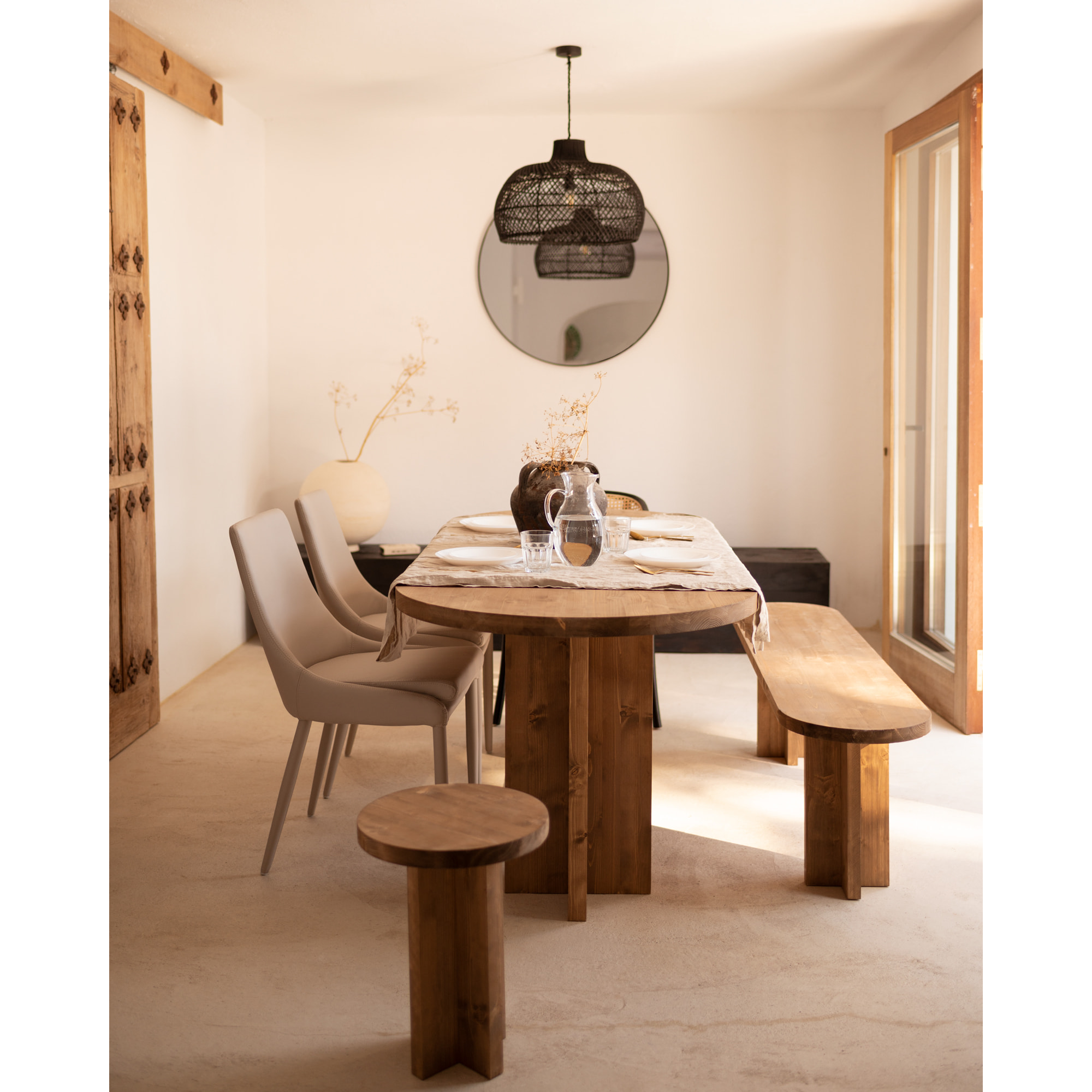 Mesa de comedor de madera maciza ovalada en tono roble oscuro de varias medidas